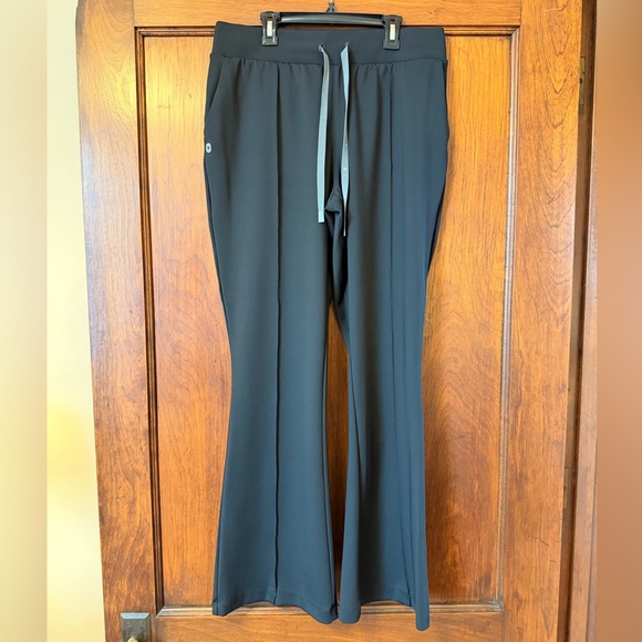 FIGS FORMx Scrub Set - Picture 5 of 5